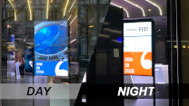 Schaufenster Display hochkant bei Tag und Nacht