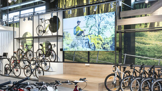 Präsentationsfläche LED Wand mit Fahrrädern darum
