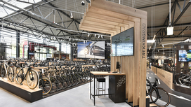 Präsentationsfläche LED Wand mit Fahrrädern darum