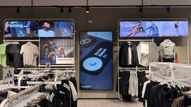 Zwei LED Banner jeweils an einem Regal