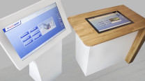 Infoterminal als Digital Signage Stele links und eingebettet in Tisch rechts